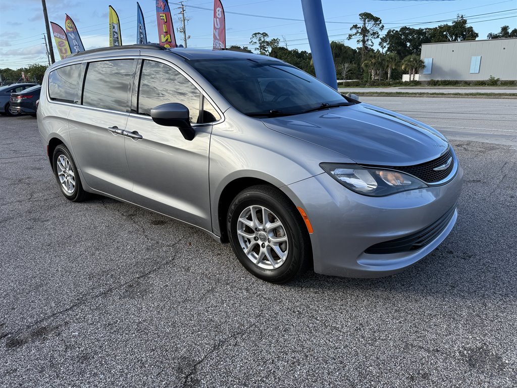 2020 Chrysler Voyager LXI's photo